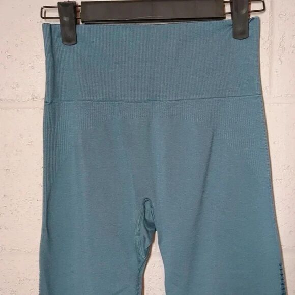 PINK Victoria's Secret Cool & Comfy Seamless Cropped Leggings Dusty Blue Small - Picture 2 of 6